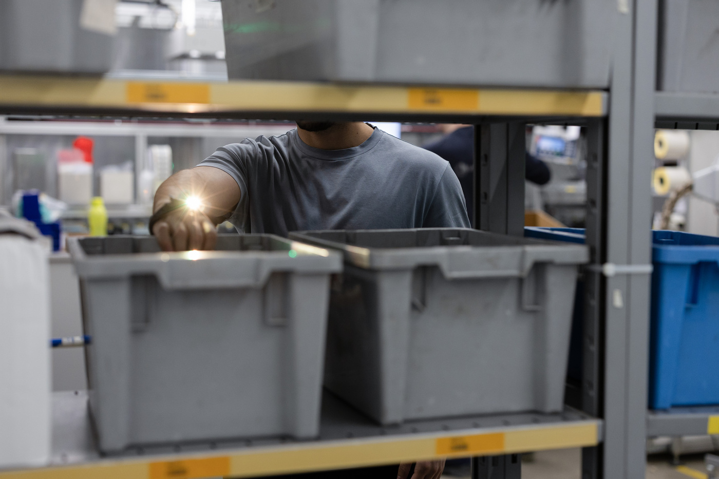 A worker picks with the NIMMSTA Smart Watch worn on the hand